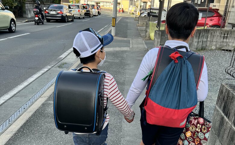 手をつないで登校する長男と次男