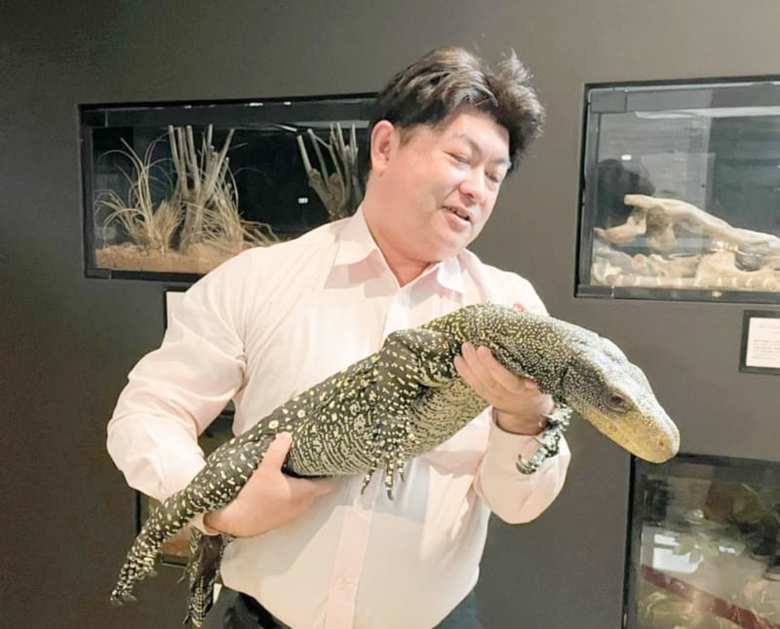 ハナブトオオトカゲと“スキンシップ” 