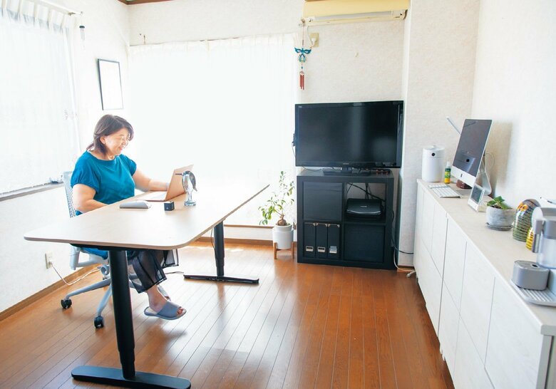 窓からの光の入り具合によってフレキシブルに座る位置を変えて。椅子はリクライニングもできる背面メッシュのセイルチェア