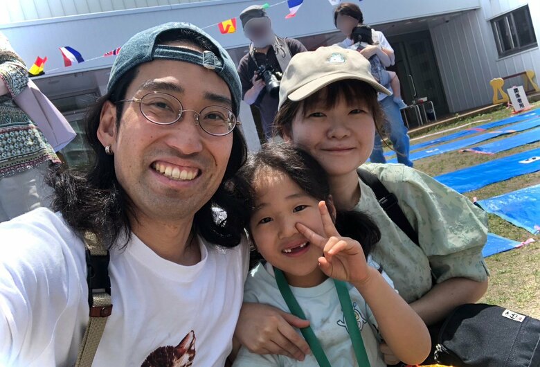 娘の保育園の運動会に家族で参加する