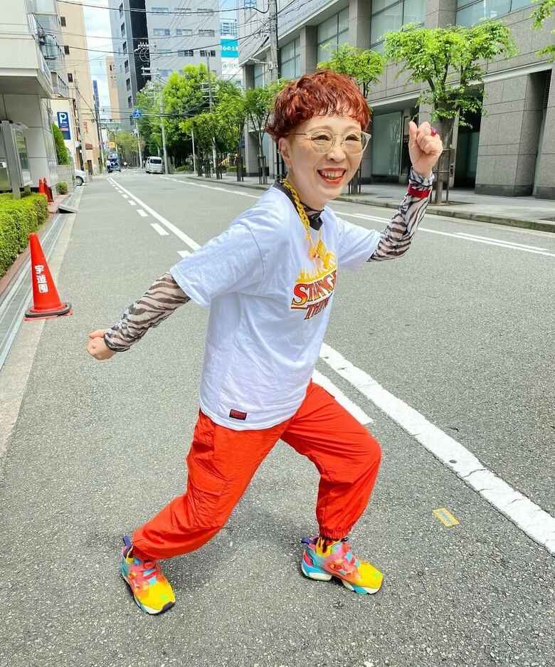 現在62歳。カラフルなファッションはパワーの源だそう