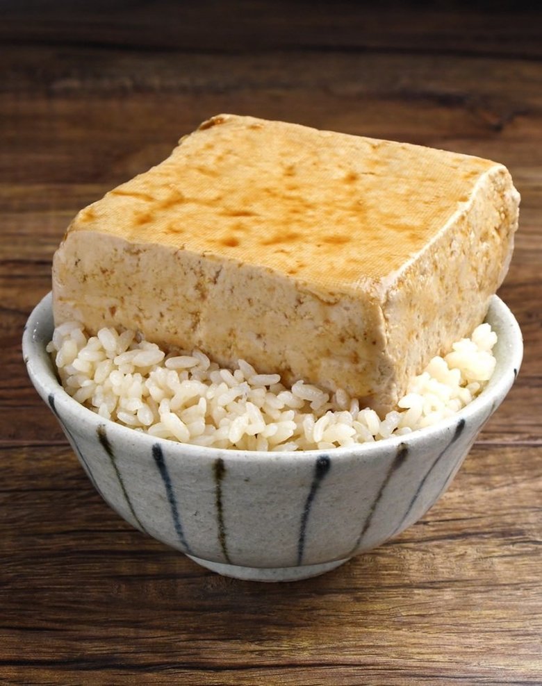 作り方2／おでん汁が染み込んだ豆腐一丁をご飯の上にどんっとのせる