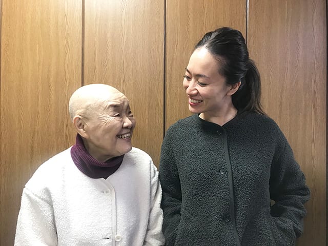 向かい合って微笑む２人