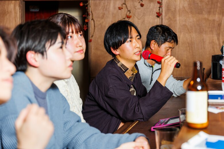 初対面でも肩を並べ、カラオケを楽しむうちに親しくなるのがスナックの醍醐味