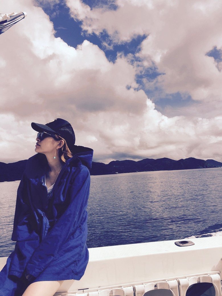 プライベートの1枚　青いジャケットにサンダル姿でゆったりと