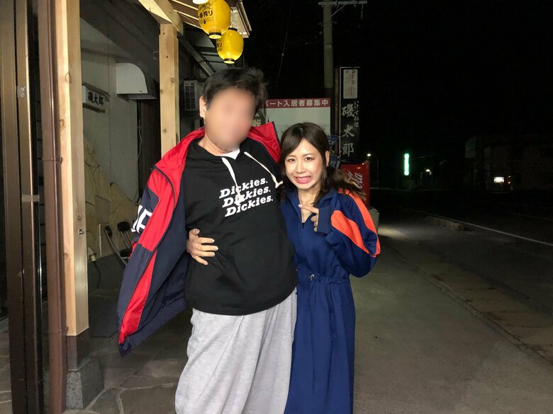 現在はお兄さんが継承。お父さんが始めた実家の「いけす料理 磯太郎」の前でお父さんと