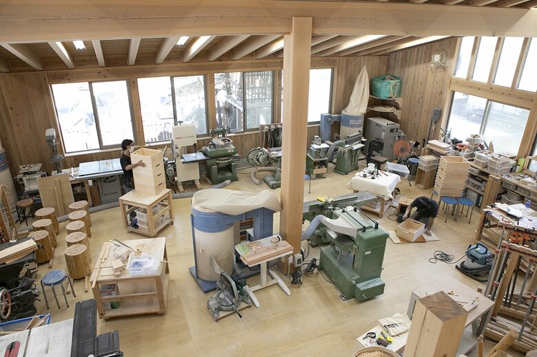 工房内では切って、削って、やすりをかけるなどを常時3～4人体制で作業を行う