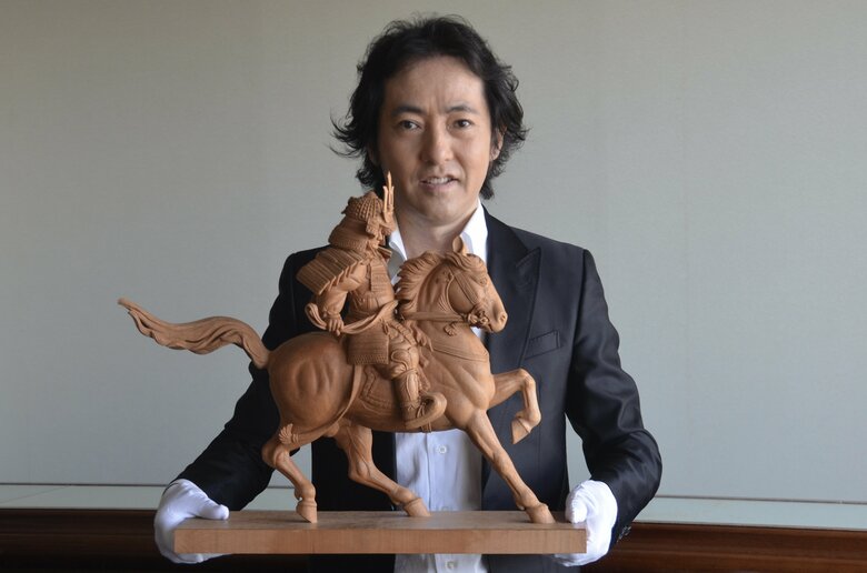 『千の風になって』が大ヒットした秋川雅史さん、実は彫刻家としての顔も持つ