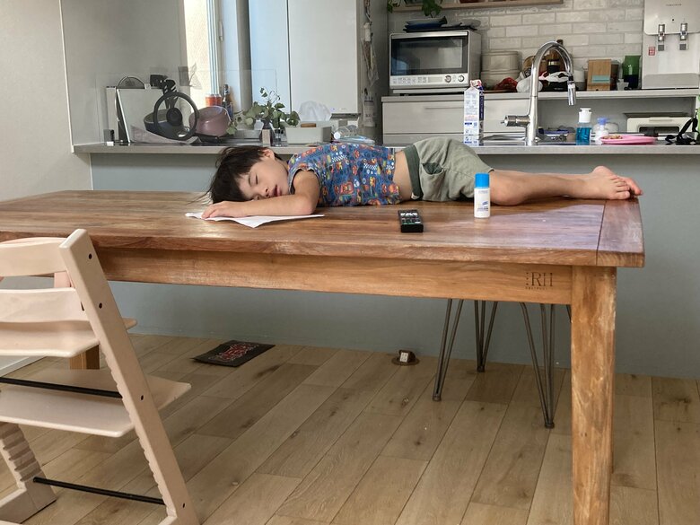 遊び疲れて眠ってしまった夏斗くん