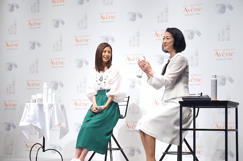 自身のスペシャルケアを褒められてニッコリする真野さん