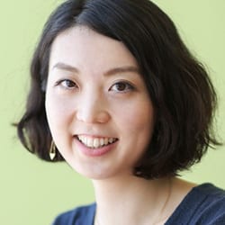 ロート製薬株式会社　広報・CSV推進部　広報・CSVグループ所属。国内製薬会社にて医療用医薬品の営業経験を経て、2017年4月ロート製薬に入社。女性と子どもの健康社会課題に危機感を持ち、様々なステークホルダーと連携しながら解決に向けたイベントやセミナー等を企画・運営している。また、社外チャレンジワークで子ども向け食育レッスンを開講している。