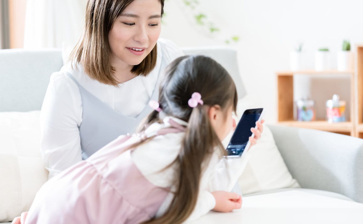 子どもが「親のスマホ」を覗いてこなくなる“ひと言”に思わず納得