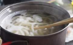 まろやかな辛みが絶妙！金子貴俊さんの“まぜうどん”で体ポカポカ