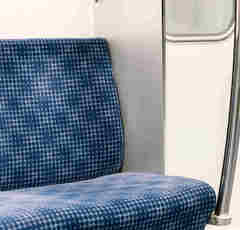 電車の座席に大股で座る男性に不満の声続出！実は世界的にも問題視されている「マンスプレッディング」