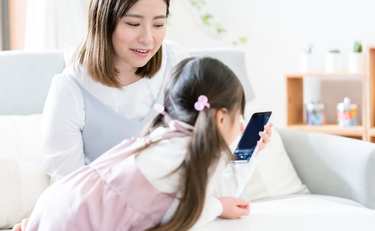 子どもが「親のスマホ」を覗いてこなくなる“ひと言”に思わず納得！