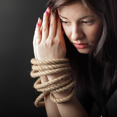 「若い男がいるからダメ」旦那の束縛が強すぎてパートの応募すらできない!!