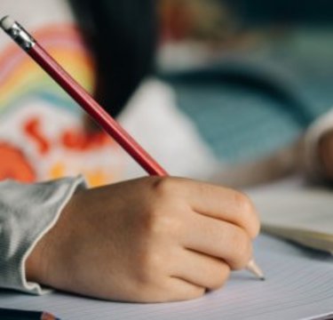 「＃あなたを褒めるあいうえお」企業アカウントが悪ノリしまくり大喜利大会に発展