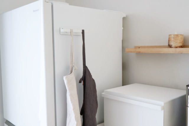 100円のマグネットグッズを活用したエプロン収納