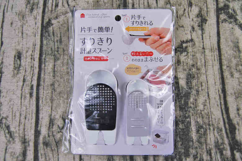 セリアのおすすめキッチン用品「片手で簡単！ すりきり計量スプーン」の商品画像