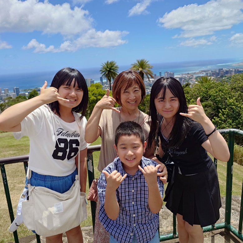 2025年7月、家族でハワイに行ったとき。前方が息子、後方左から次女、柴田さん、長女