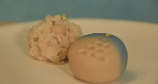 12月の生菓子。手前がクリスマスツリー、奥がサンタをイメージしている