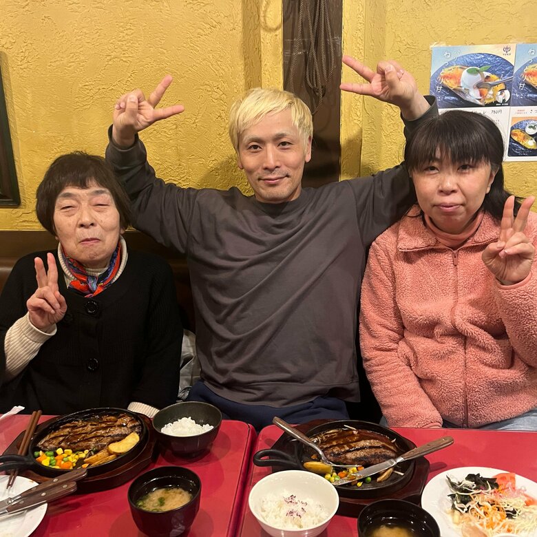 左は母、右は姉で家族団欒のひととき