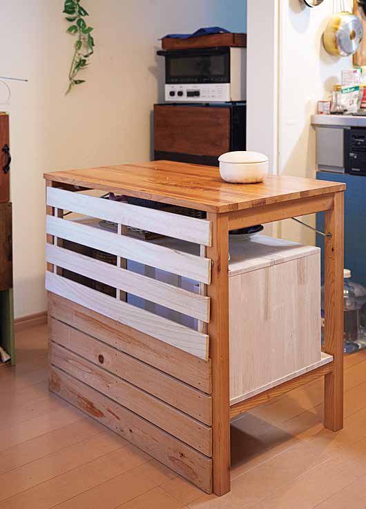 パソコン台として使っていたものにすのこの目隠しを取りつけ、収納＆調理台にアレンジ