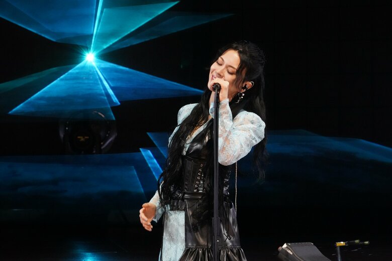 25周年のライブでデビュー曲『あなたのキスを数えましょう』を熱唱