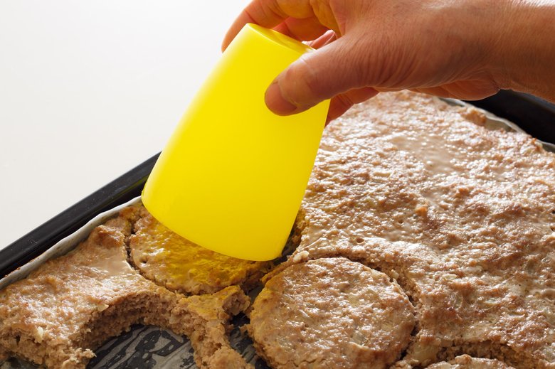 ▲コップや100円均一のマフィン型などを使って、好きな大きさに型抜きして。