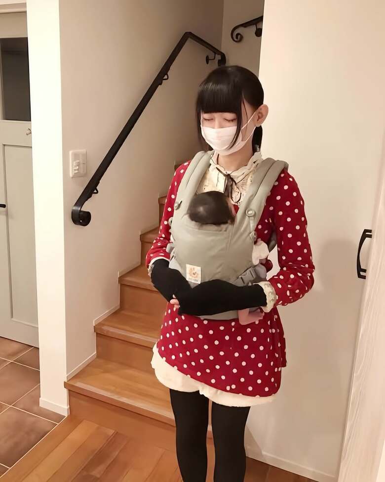 第1子をはじめて抱っこひもで抱っこする谷さん