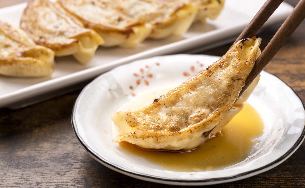 “餃子の王将”プロが教える餃子の焼き方「アレを入れると食感パリモチ！」｜CHANTO WEB