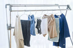 衣類の生乾き臭を防ぐために、洗濯ものをなぜ裏返して洗うのか