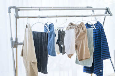 衣類の生乾き臭を防ぐために、洗濯ものをなぜ裏返して洗うのか