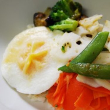 レンジで本格タイ料理！ コンビニ冷食「野菜を食べるガパオライス」が侮れない！