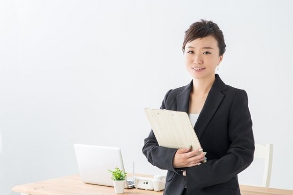 ビジネスファッションの時のママの画像