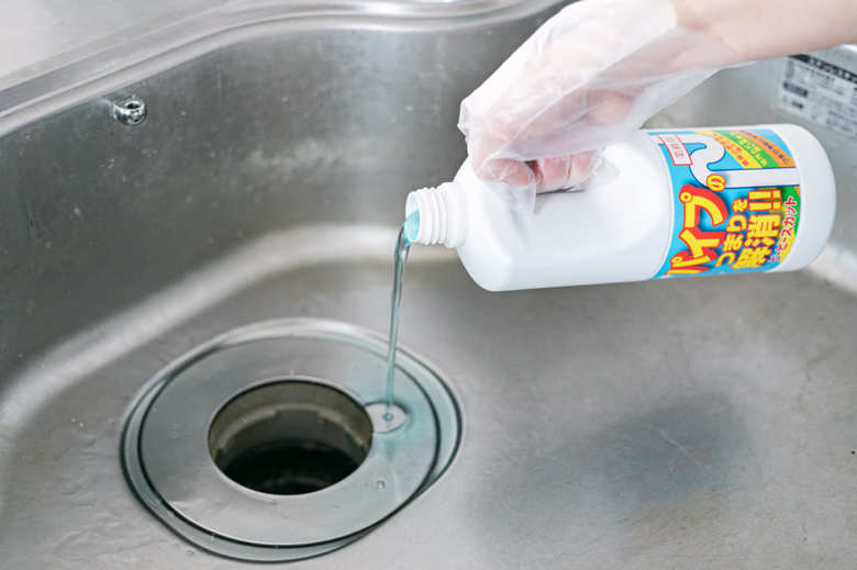 ピーピースカットをシンクに注いでいるところ