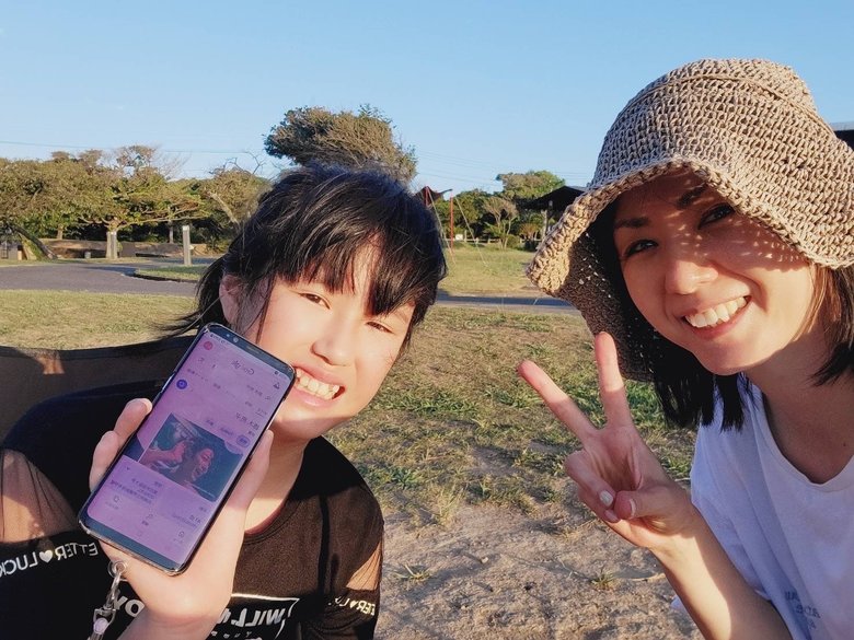 小島可奈子さんと娘さんの近影