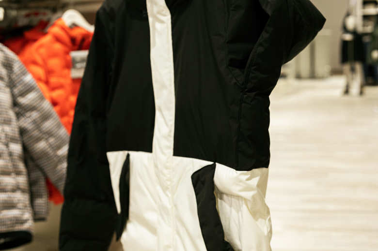 ワークマン女子 防風ストレッチウォームフーディー 脇の断裁加工