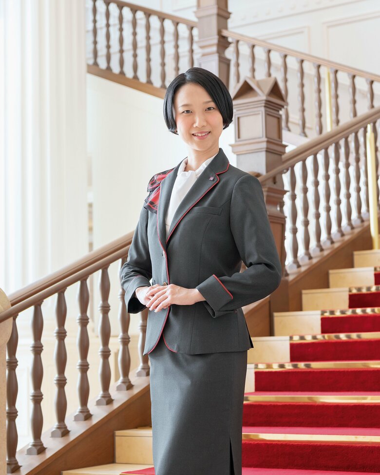 制服はもともとパンツスタイルだったが、憧花さんの希望でスカートになったとのこと