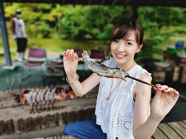 福島県川内村のいわなの養殖と釣り堀施設「いわなの郷」でいわなを食べる高橋さん