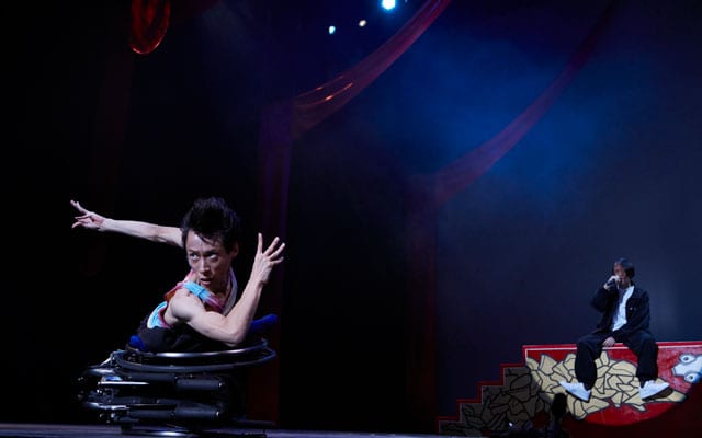 「MAZEKOZEアイランドツアー」のベースとなった舞台「月夜のからくりハウス」。自閉症のラッパーGOMESS（右）と車椅子ダンサーかんばらけんた（写真提供／Get in touch）