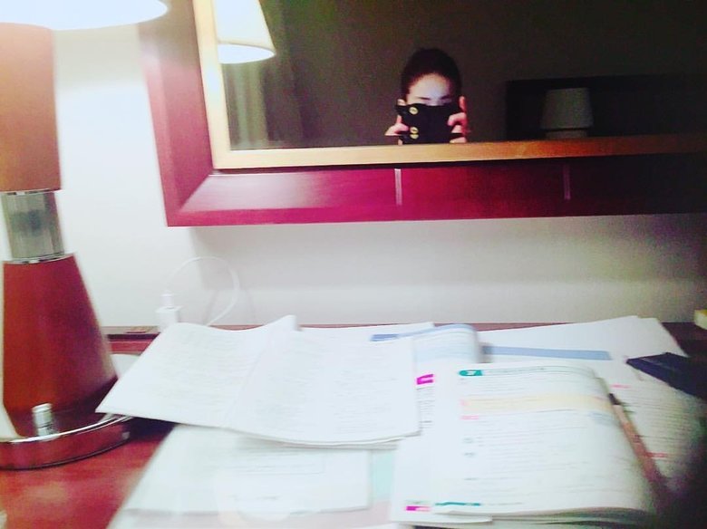 高校認定試験を勉強中。たくさんの資料に囲まれて