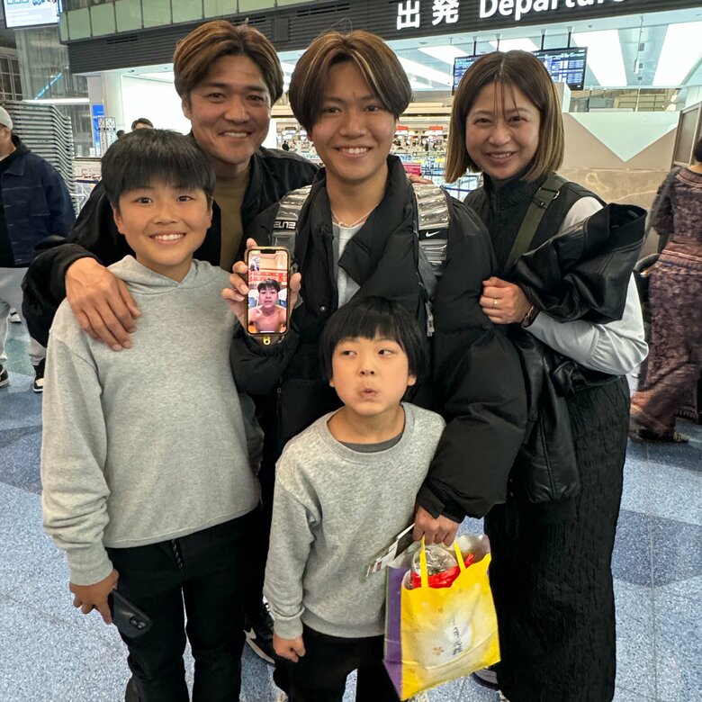 長男（写真中央）がスペインに旅立つ際の空港でのお見送りシーン。試合で遠征中の次男はビデオ通話で参加