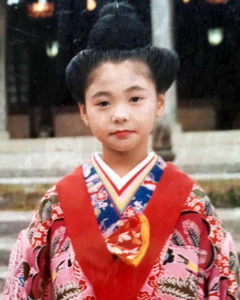 七五三（7歳）で沖縄の伝統衣装を着て記念撮影するAKINAさん