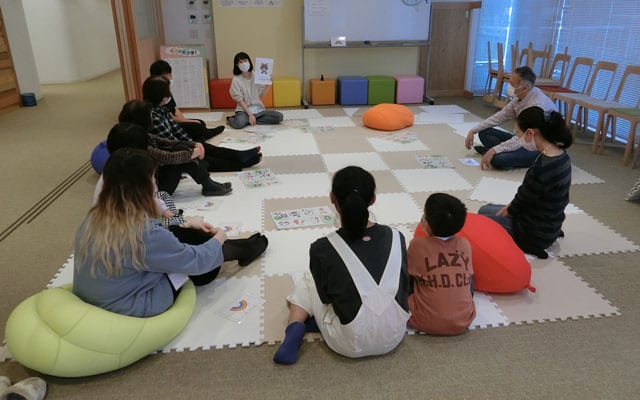 あしなが育英会の活動の様子、日帰りプログラムでみんなで輪になって話す