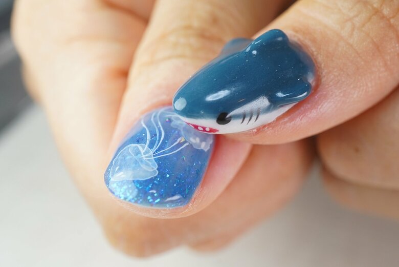 人気デザインのサメとまるで水の中にいるようなクラゲ