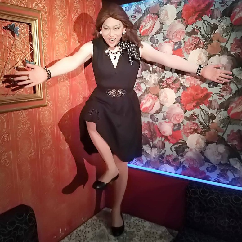 すしざんまいのポーズが決まるニクヨさん