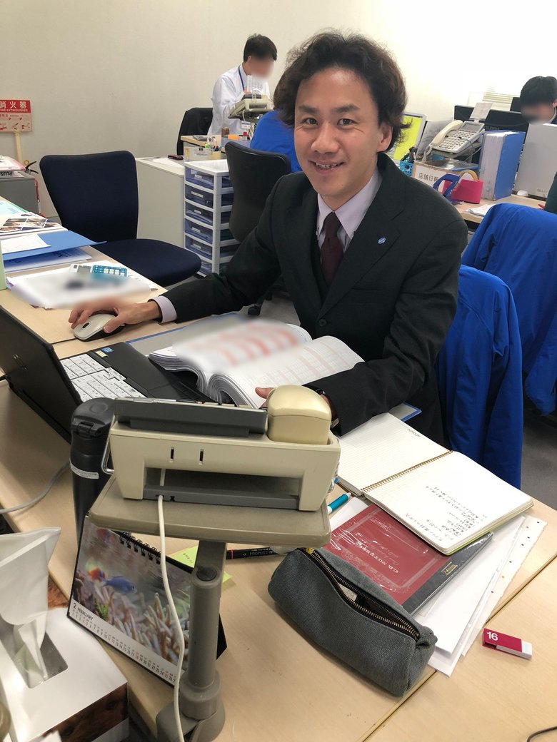 今も勤める自動車販売会社でデスクワークをしていた当時