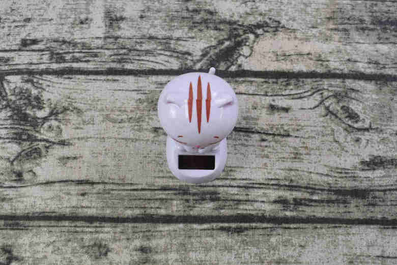 すんなり持ち上がるほど軽く、本体はABS樹脂やガラス・磁石などで作られています。底面はツルツルとした手触りで、簡単に付属の両面テープを貼りつけることができそう。磁石が内蔵されているため、テレビやパソコンの上には置かないように注意してください。