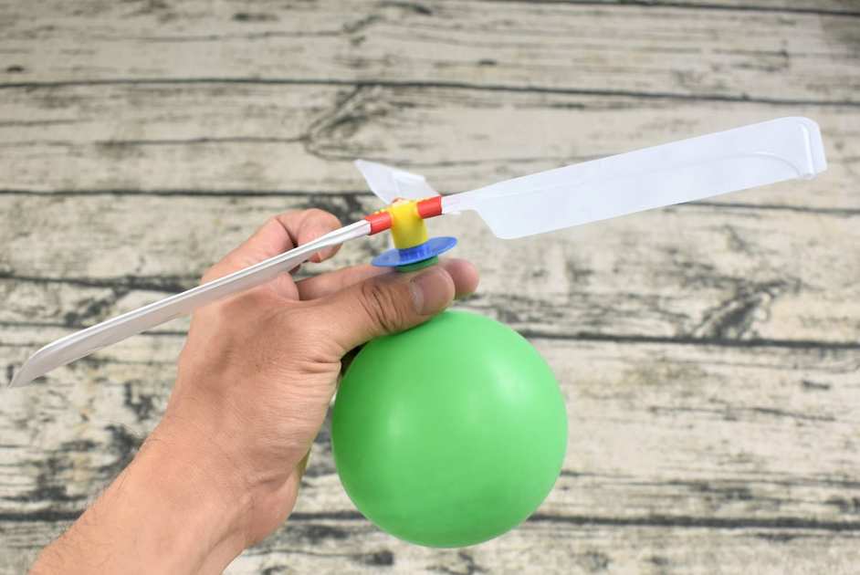 ダイソーおすすめおもちゃ「」で遊ぶ画空とぶ風船ヘリコプター」の組み立て画像3